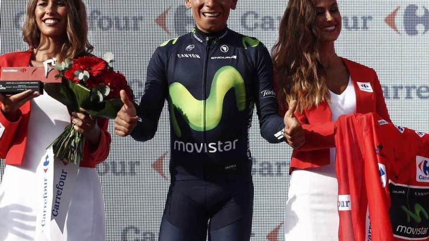 Nairo Quintana, ayer en el podio, tras la etapa que concluyó en el alto de Aitana. // Javier Lizón