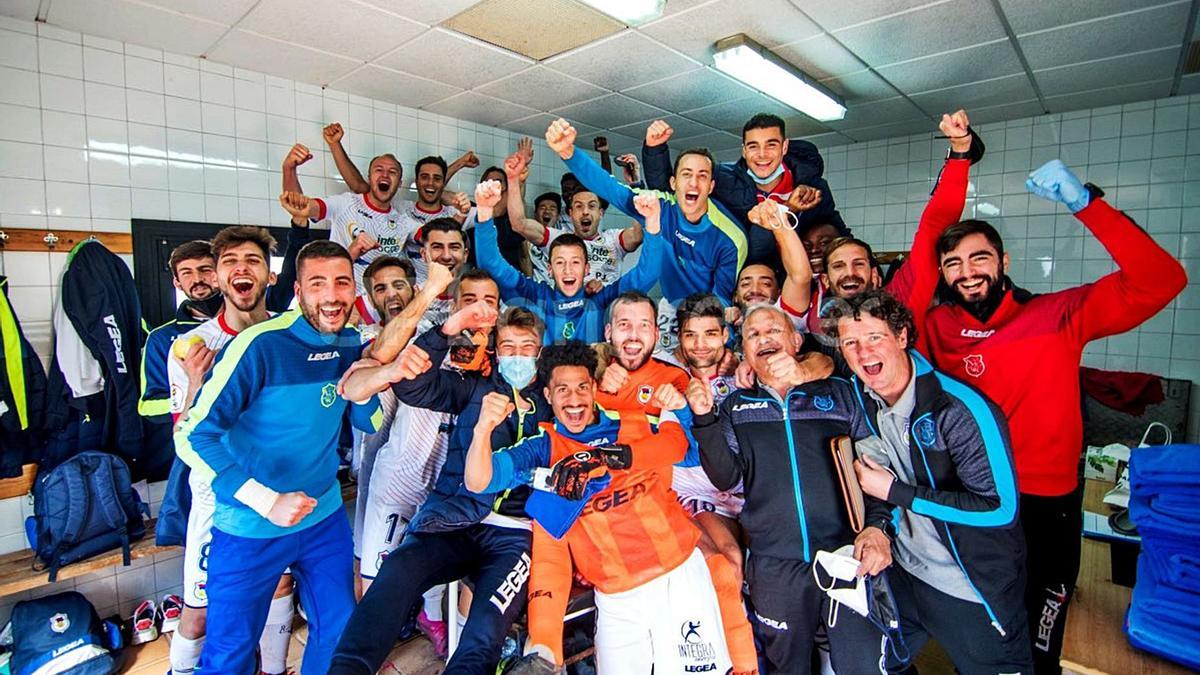 Los jugadores del Langreo celebran la victoria y la permanencia tras derrotar al Lealtad. | UP Langreo  