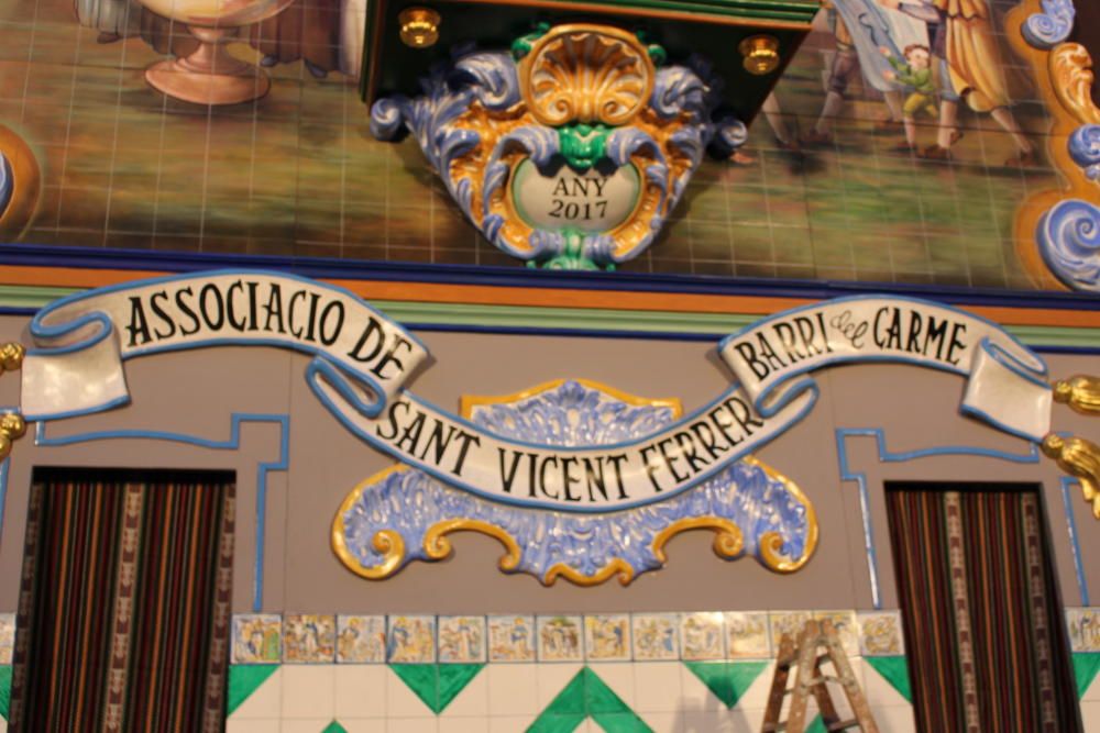 El título del Altar del Carmen ha sido pintado a mano y sin planilla.