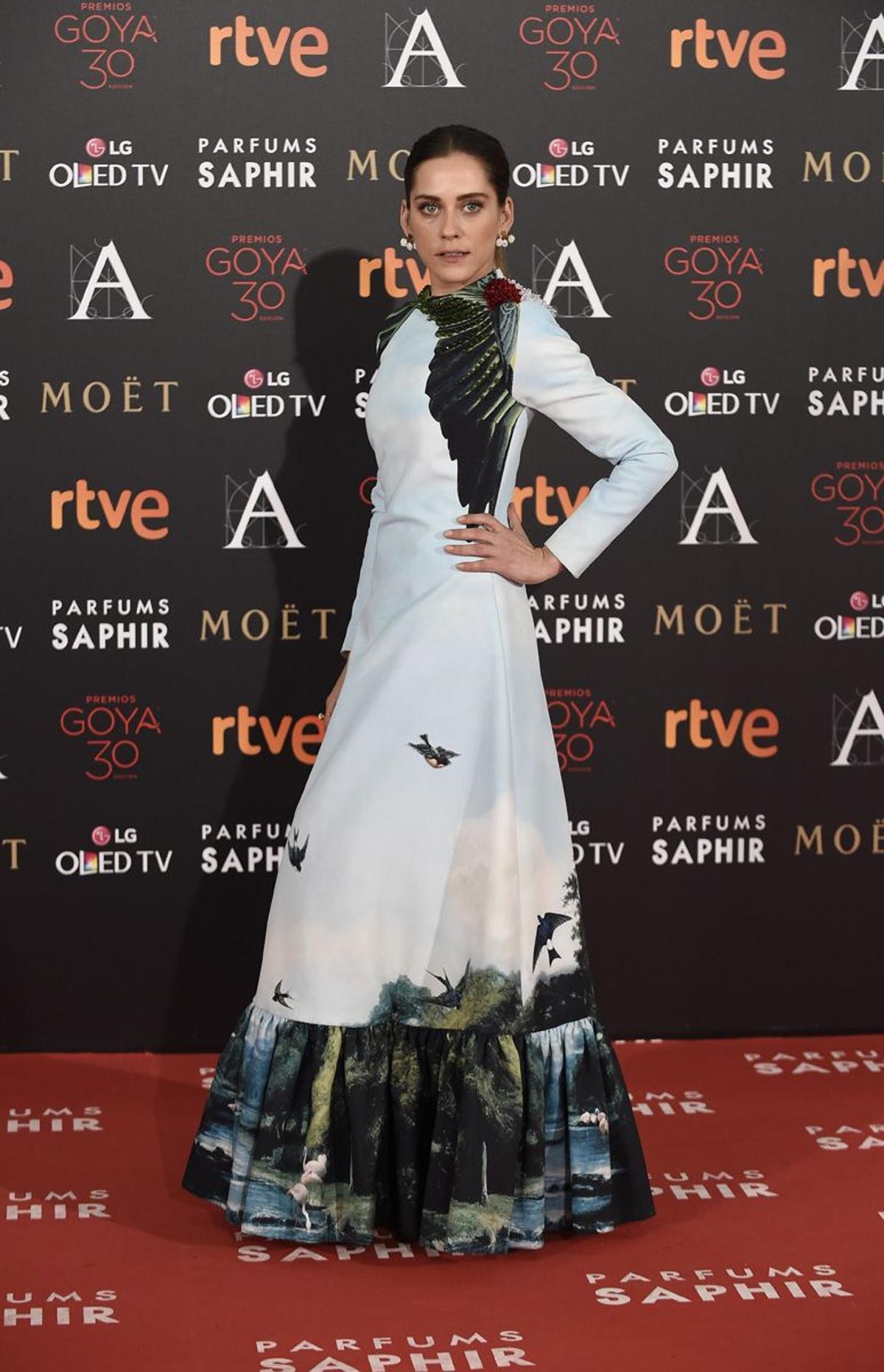 María León con vestido de Leandro Cano en los Premios Goya 2016