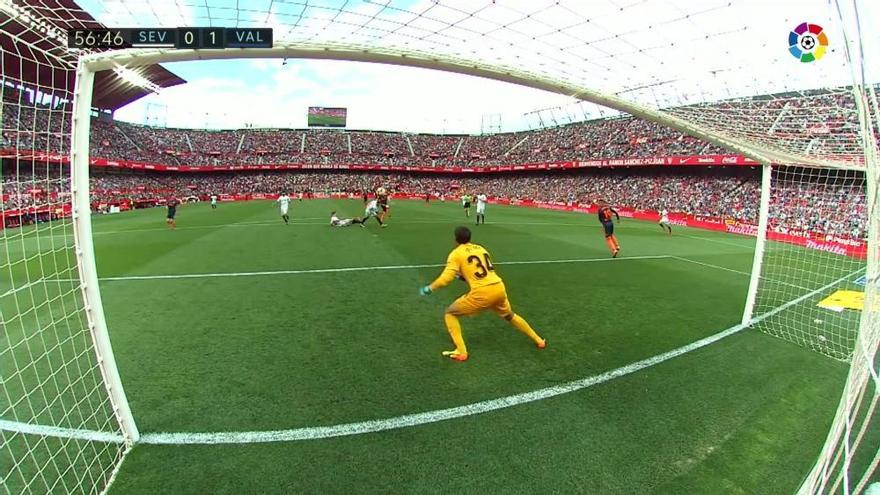 No te pierdas el misil de Gameiro a la madera en el Sevilla - Valencia CF
