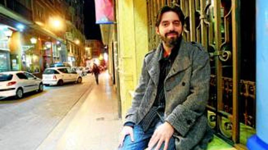 Andrés Neuman PRESENTA SU LIBRO 'HACERSE EL MUERTO': "La solemnidad me parece un aburrimiento"