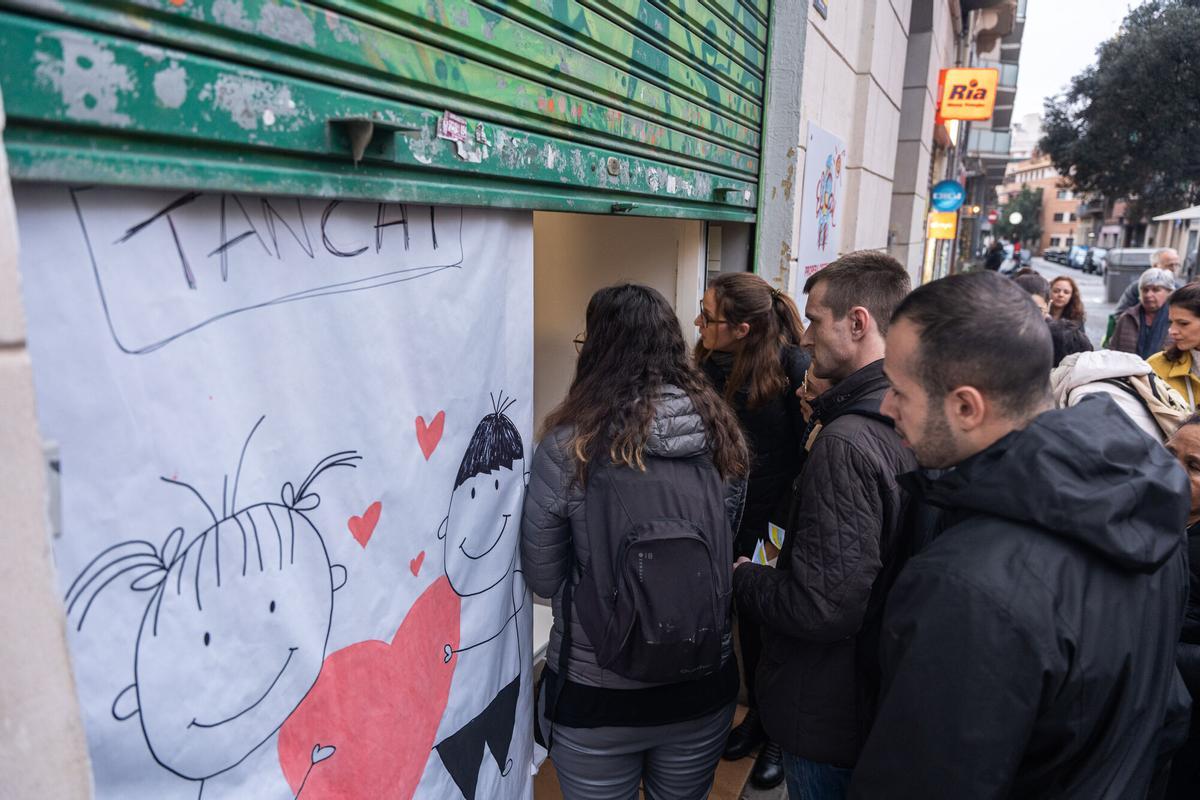 Familias de la guardería El Cau hace un año recogiendo pertenencias después de cerrar sin previo aviso