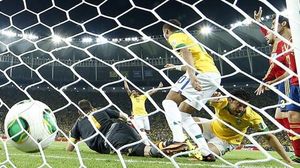 Fred bat Casillas només començar el partit.