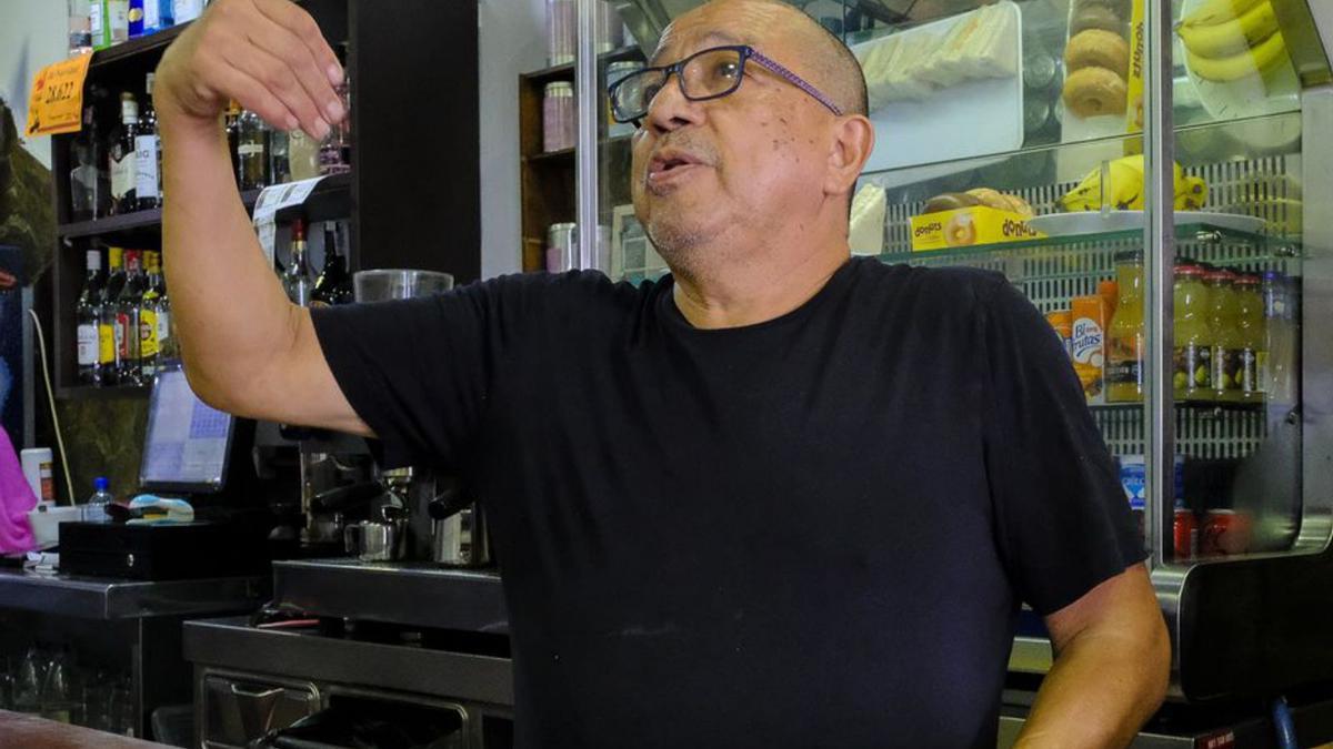 El propietario del Bar C’a Jorge explicando las medidas que ha decidido tomar para afrontar la ingente demanda de comida y bebida para el derbi canario.  |