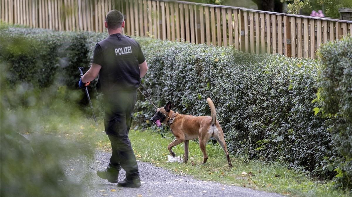 zentauroepp54274180 germany police officers search an allotment garden plot in s200728153916