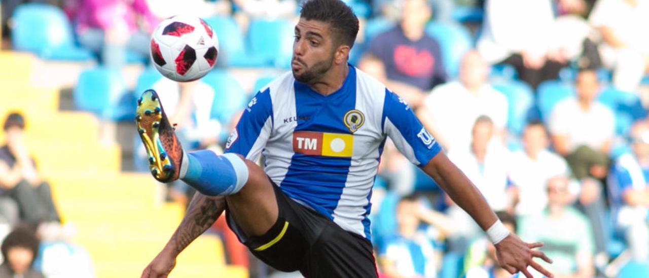 El delantero del Hércules Jona Mejía controla el balón en el aire en el último partido frente al Atlético Baleares.