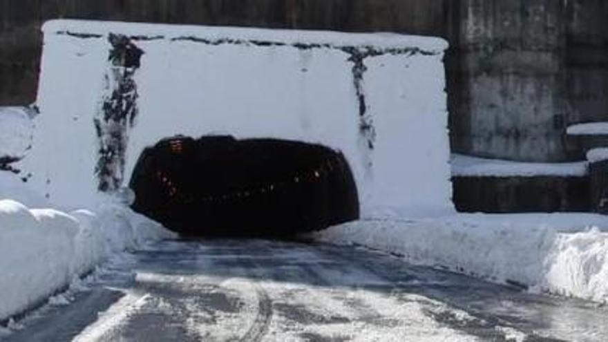 Entrada nevada del túnel de Somport en Huesca