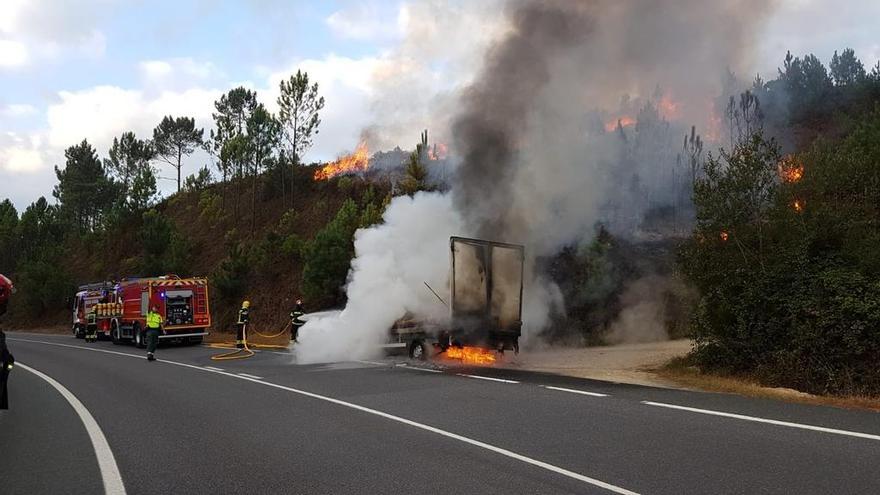 El camión incendiado en la carretera OU-801. // FdV