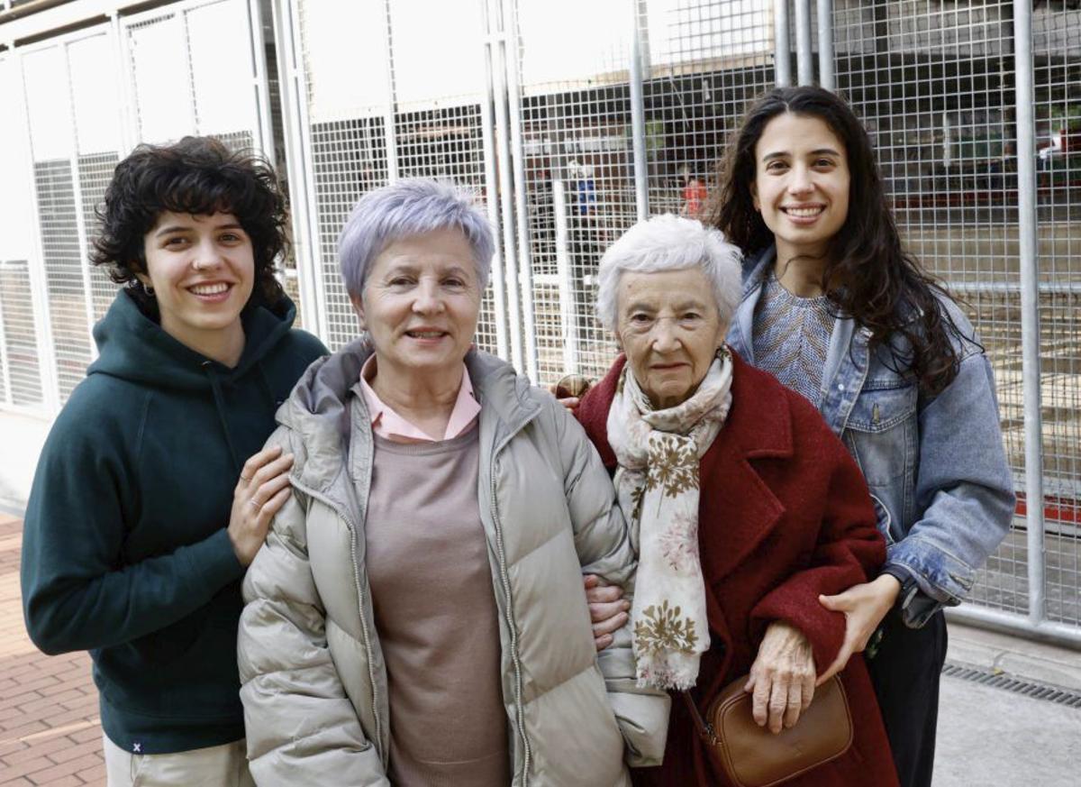las lee suárez, decisivas en la pista y en los banquillos. El impacto de Natasha Lee, en el centro, ha sido enorme en el Telecable, a cuyo crecimiento ha ayudado su madre, Manuela, a la derecha, muchos años delegada. La abuela Berta, a la izquierda, es también una aficionada fiel. | MARCOS LEÓN