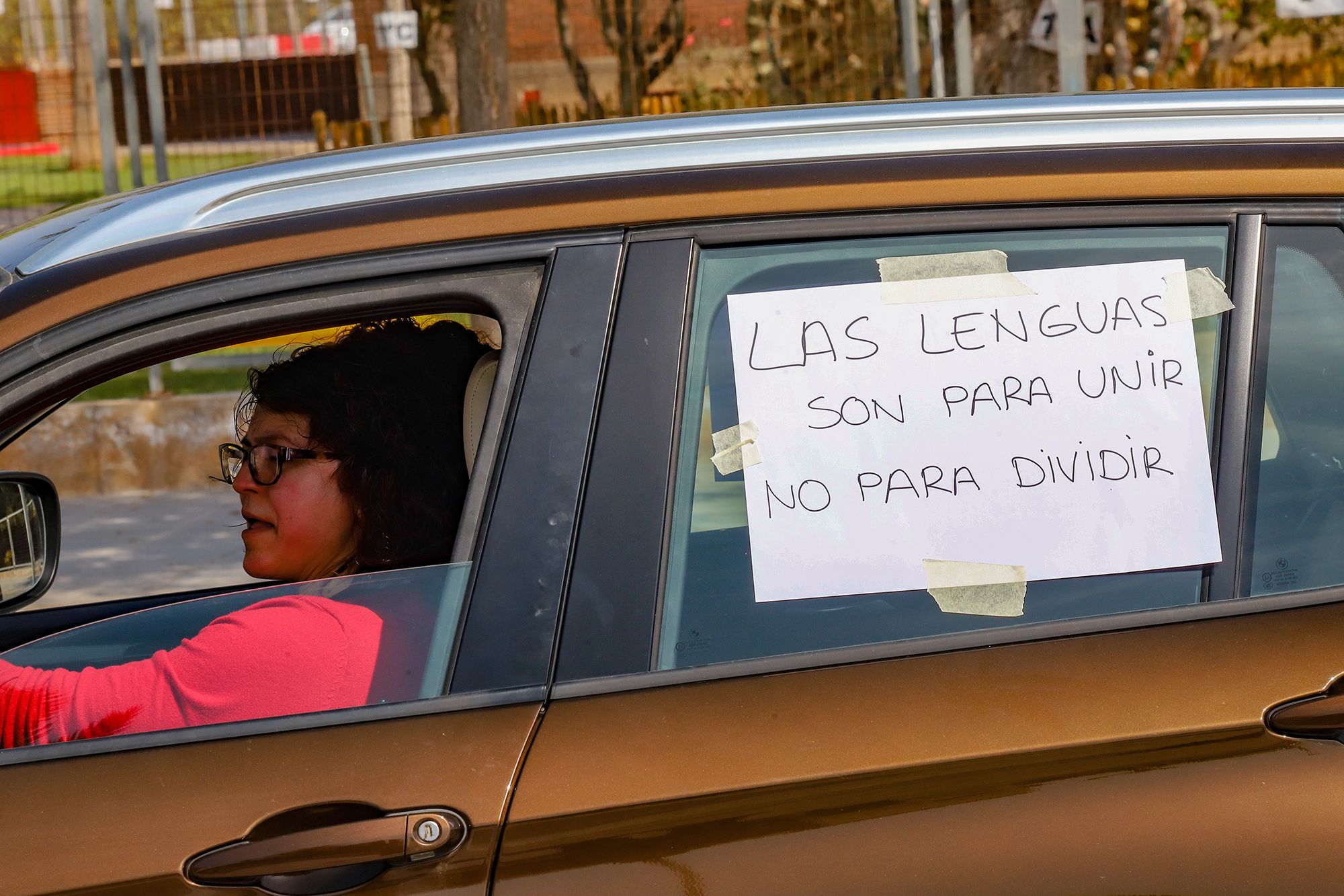 Una caravana con cientos de vehículos clama en Pilar de la Horadada contra la "imposición" del valenciano