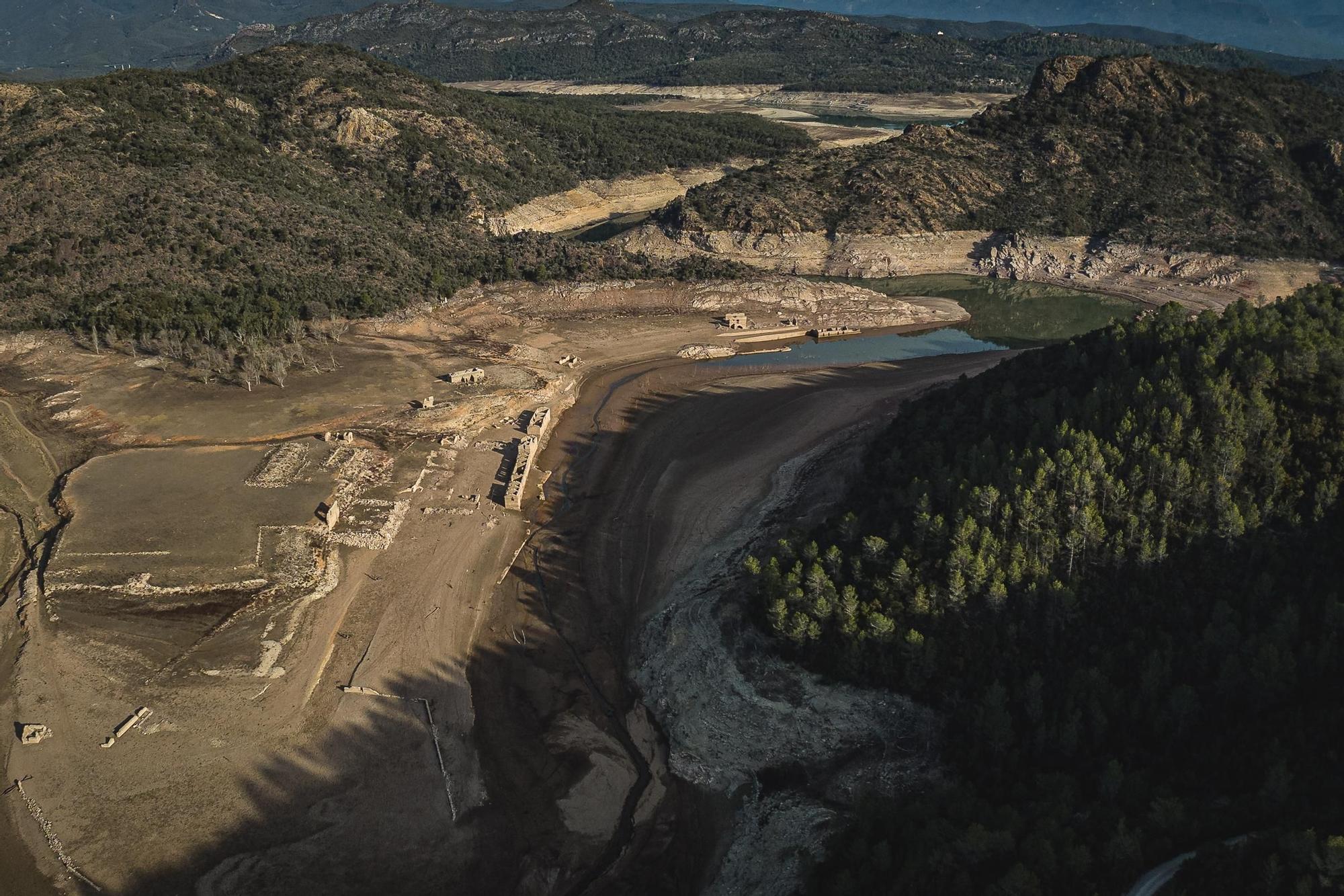 Galeria Imatges: la dramàtica situació del pantà de Dosrius Boadella a vista de dron