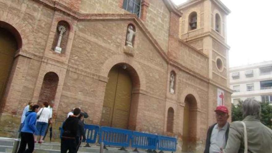 Alerta por un desprendimiento  en la iglesia de la Inmaculada