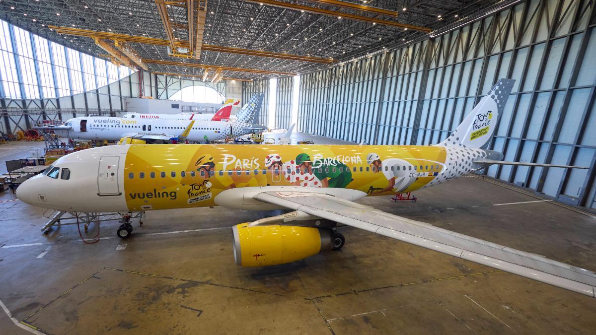 El avión personalizado de Vueling con motivo del Grand Départ del Tour de Francia 2026 en Barcelona