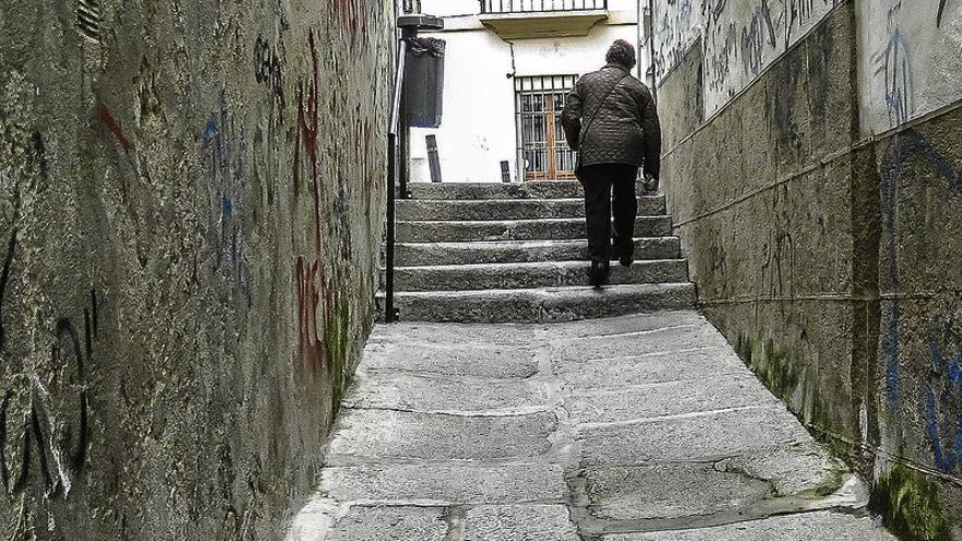 Quejas en la calle Palafox debido al estado de abandono de la vía cacereña