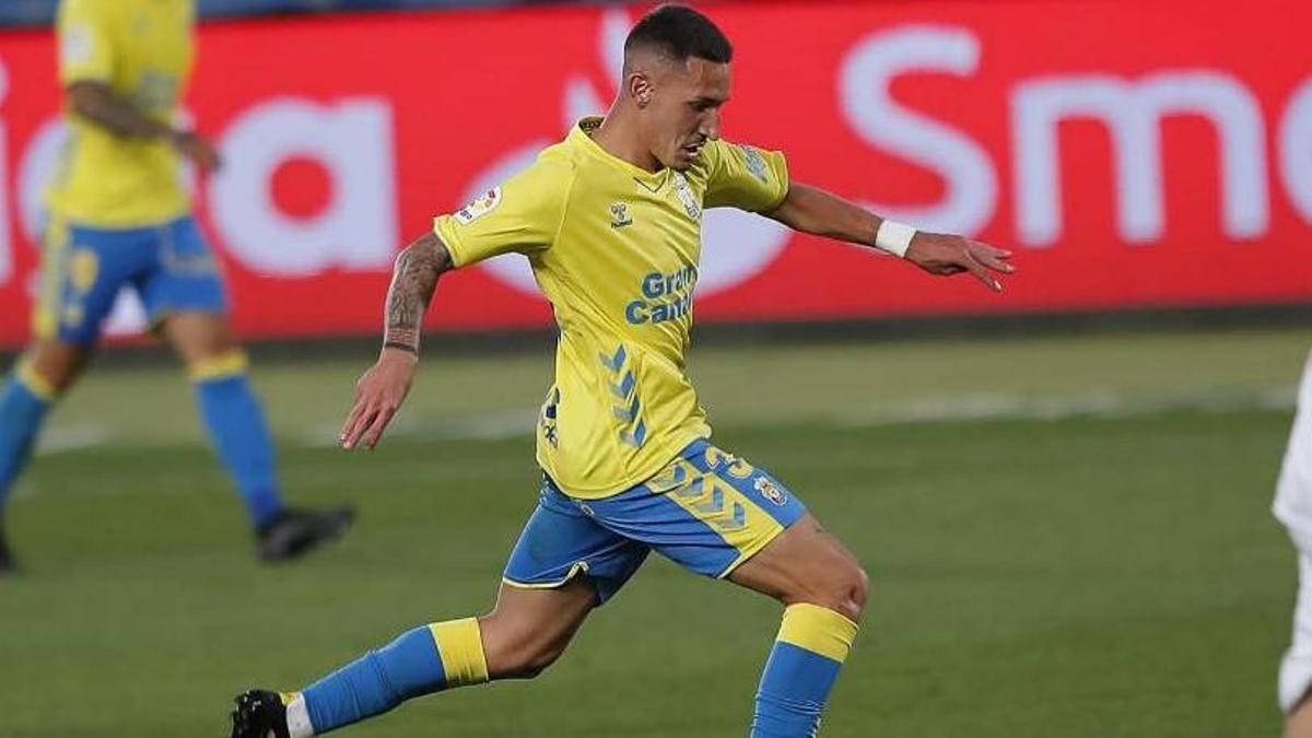 El nuevo fichaje del Pontevedra debutando en Segunda División con la UD Las Palmas.