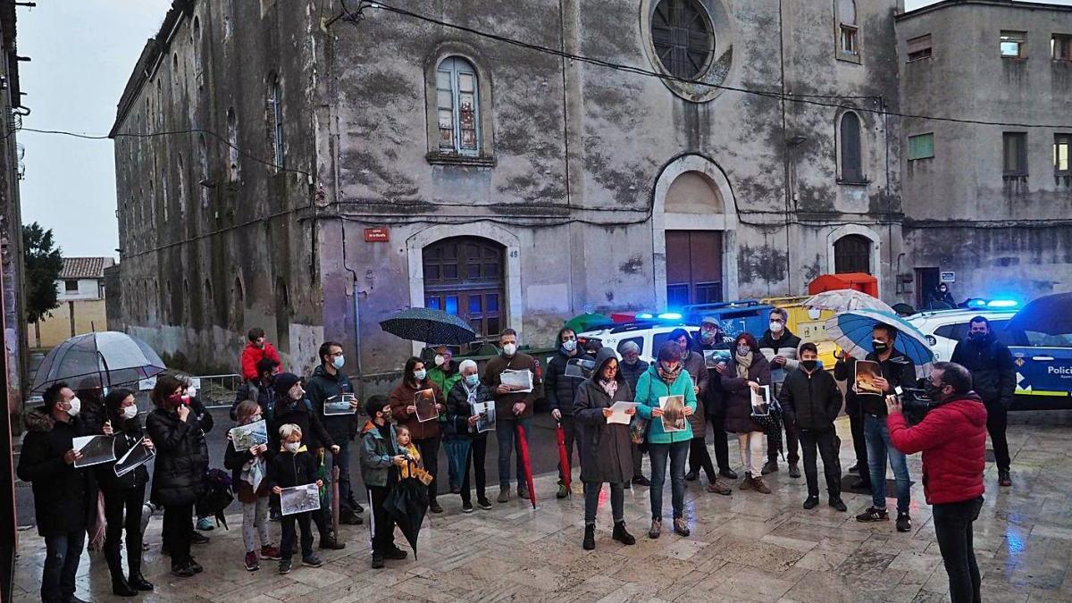 La concentració, ahir a la tarda davant el convent de la Providència.