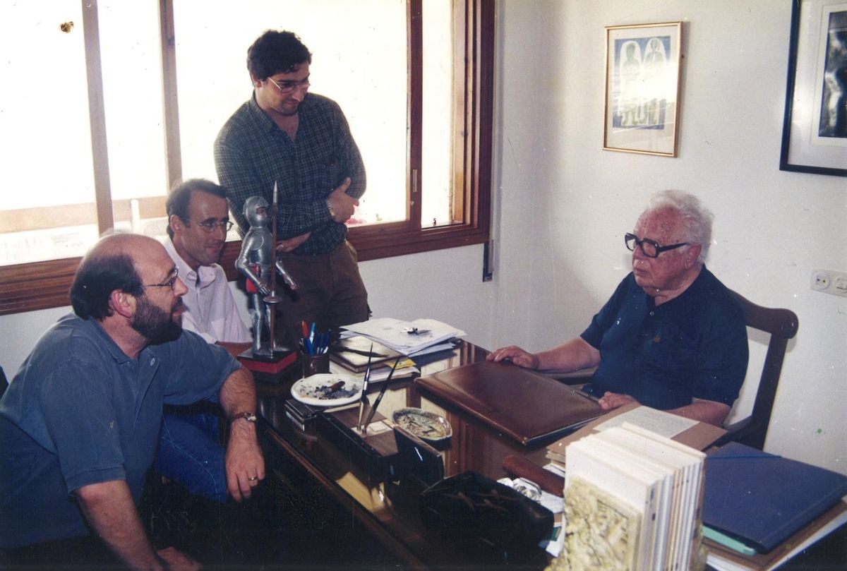 Dirixentes do IEM nunha entrevista a Del Riego na súa casa hai máis de vinte anos.