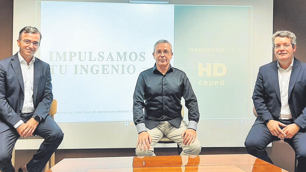 De izquierda a derecha, Fernando Araña, Director General de las divisiones de inmobiliaria y hotelera del Grupo HD; Pepe Alonso, moderador del evento, y Eduardo Prieto, Director de IT del Grupo HD.