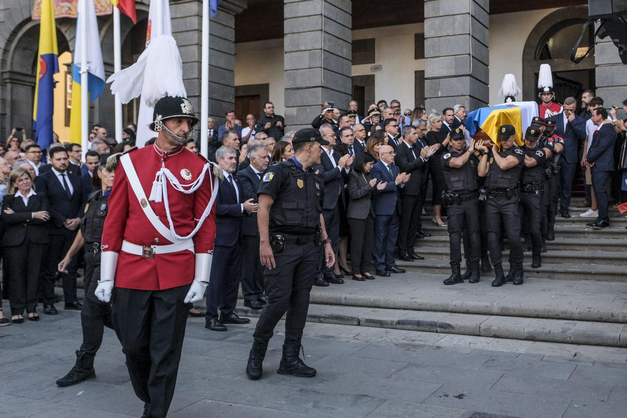 Salida de las Casas Consistoriales del féretro de Jerónimo Saavedra