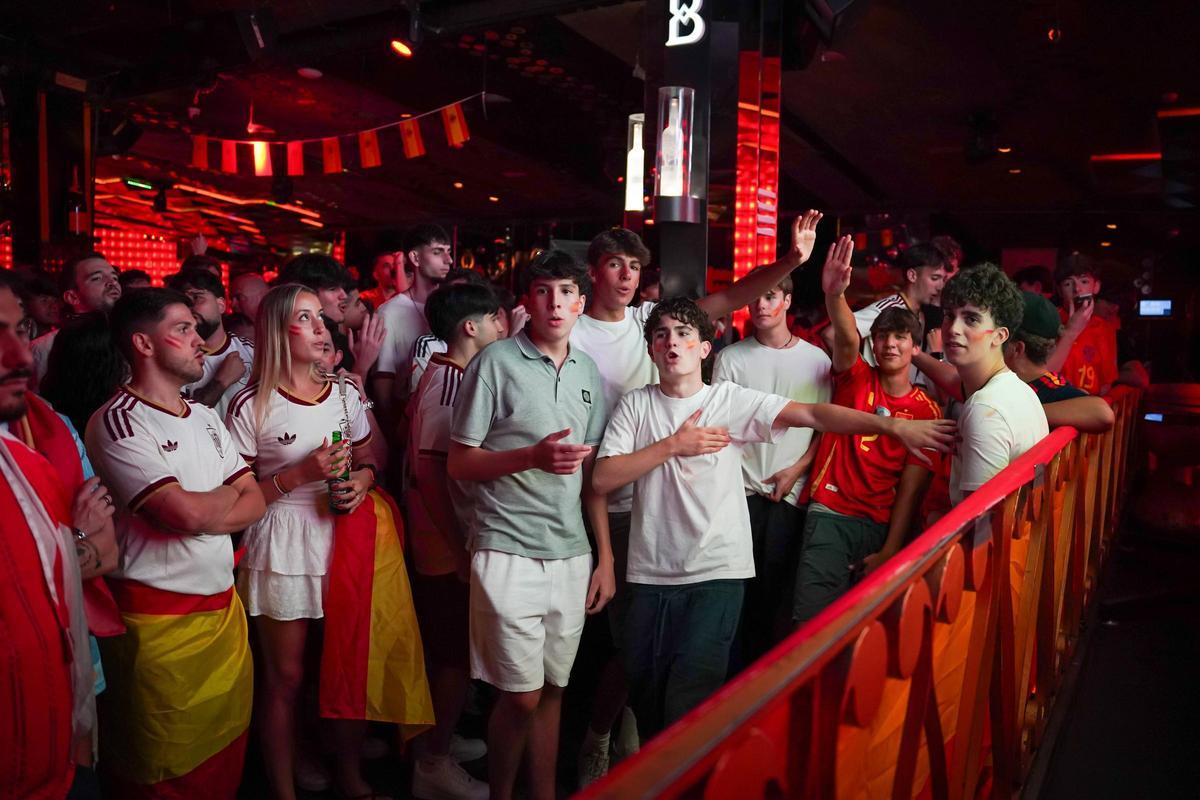 Así se vive el Mundial 2026, partido España contra Francia en la discoteca Bling Bling.
