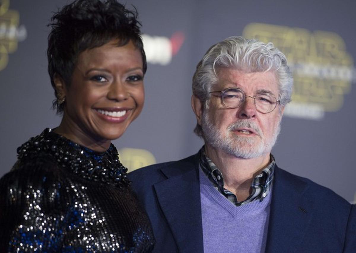 El director George Lucas atenén els mitjans, a l’arribar a l’alfombra vermella.