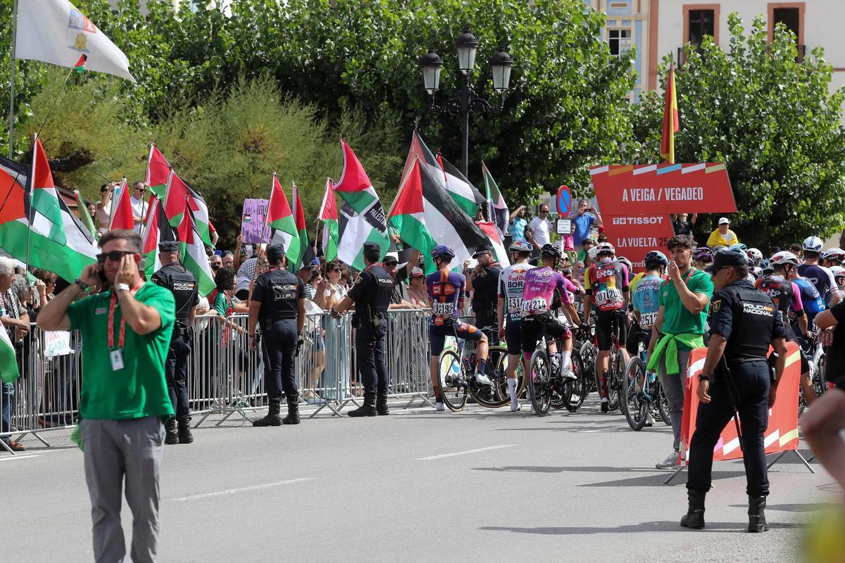 ADecenas de personas durante una concentración contra la participación de Israel en la Vuelta Ciclista a España.