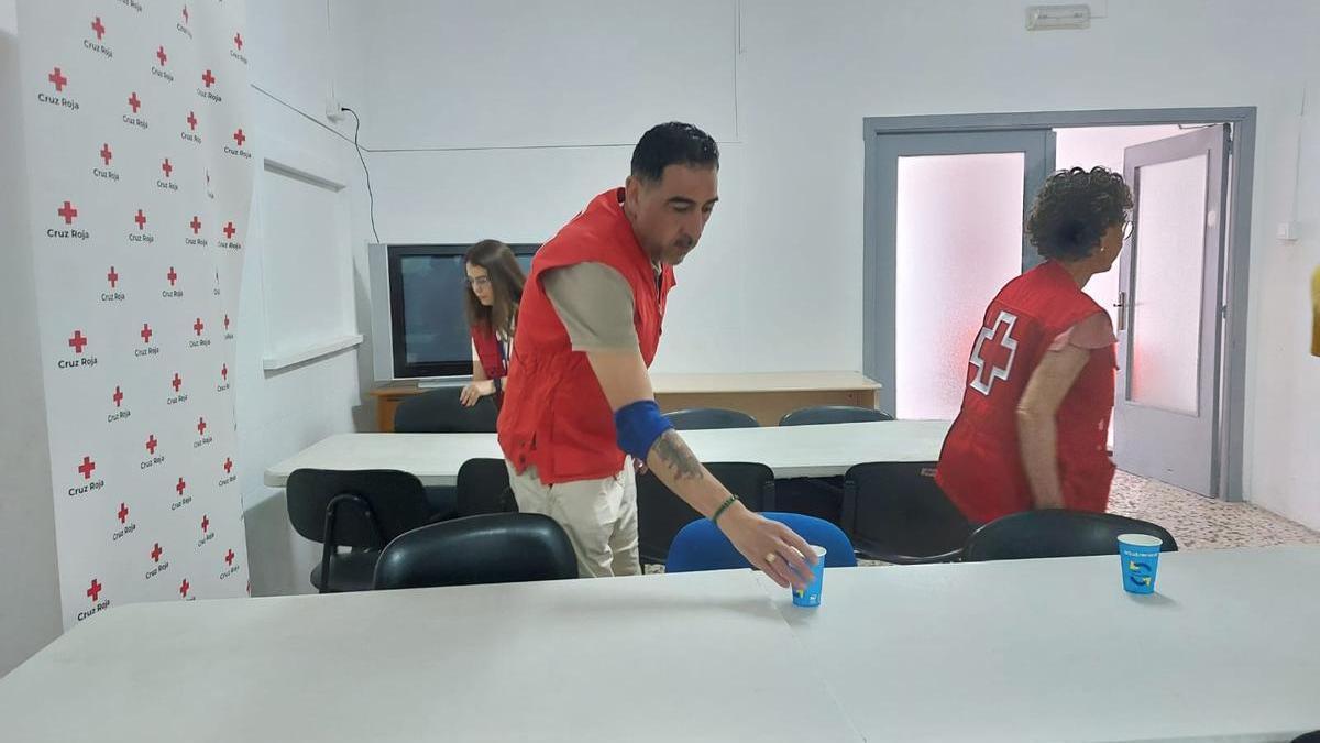 Los voluntarios de Cruz Roja preparan las estancias del refugio climático, por el que ya han pasado los primeros usuarios.