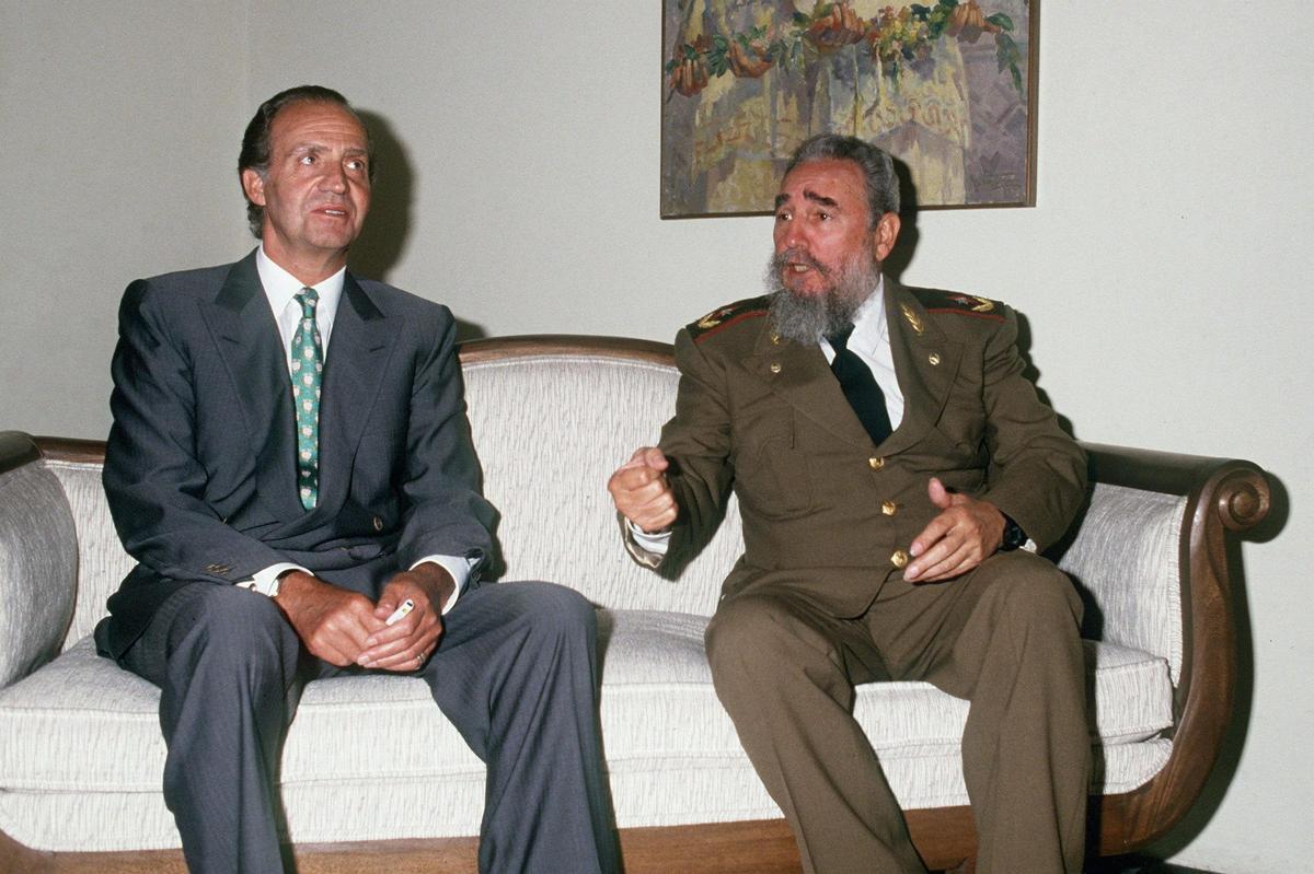 El rey Juan Carlos I, junto a Fidel Castro, en un encuentro en México en 1991.