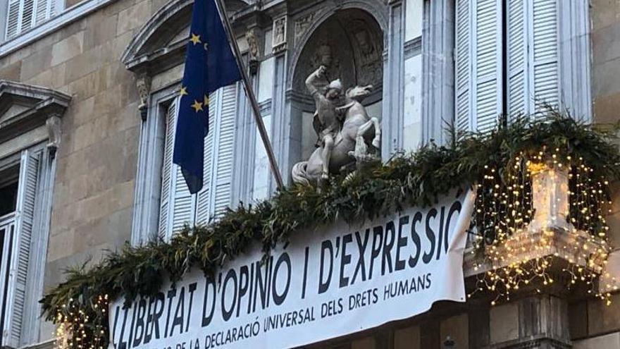 Torra canvia la senyera per la bandera europea al balcó del Palau de la Generalitat