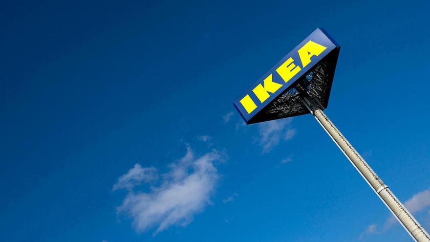 El logotipo de Ikea en el exterior de una tienda // YVES HERMAN