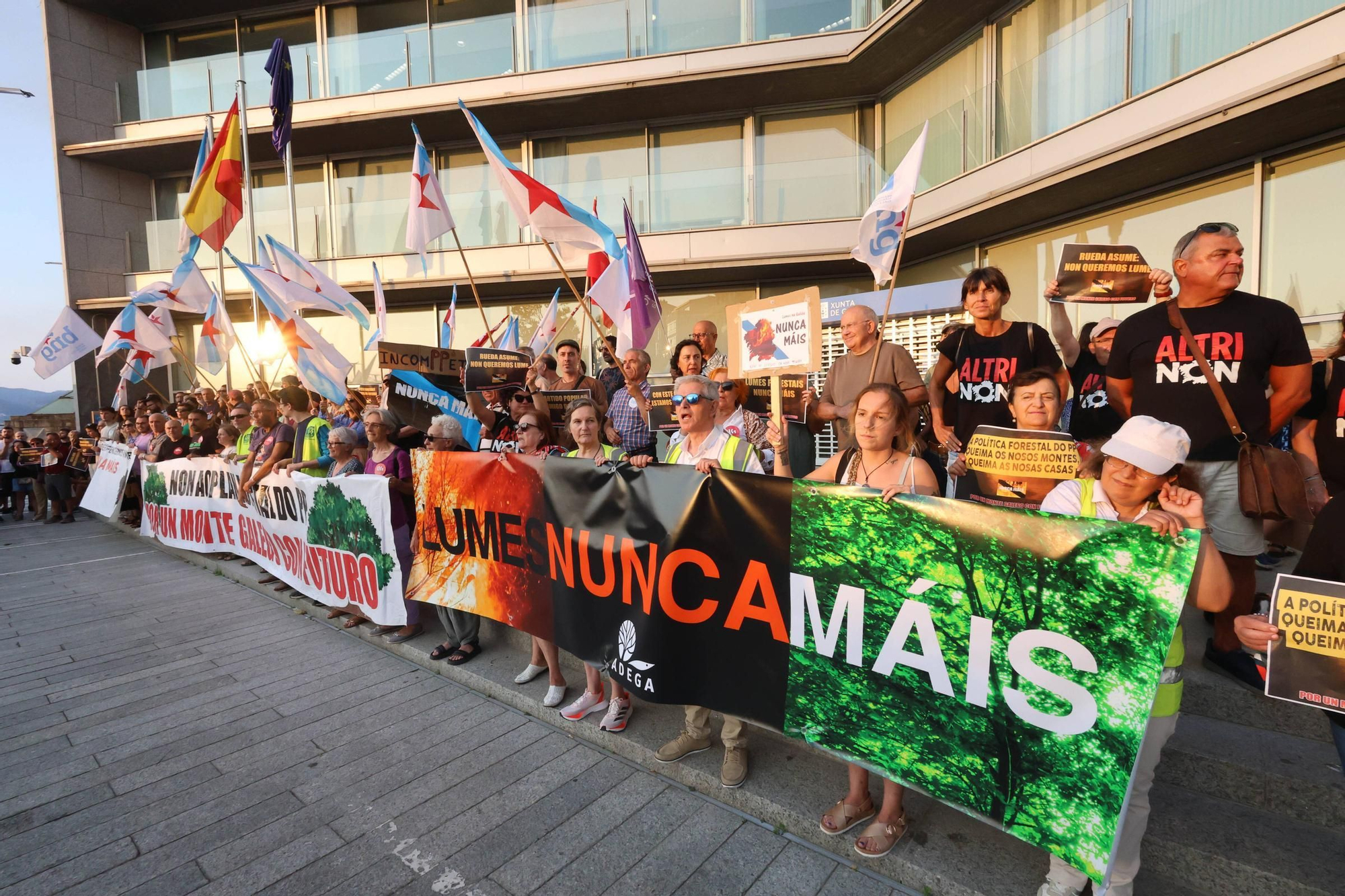 Cientos de personas salen a la calle en Vigo a protestar por la gestión de los incendios... bajo la ceniza