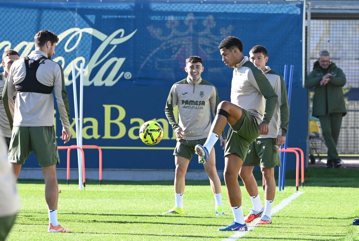 Santiago Mouriño toca el balón en el entrenamiento de ayer del Villarreal.