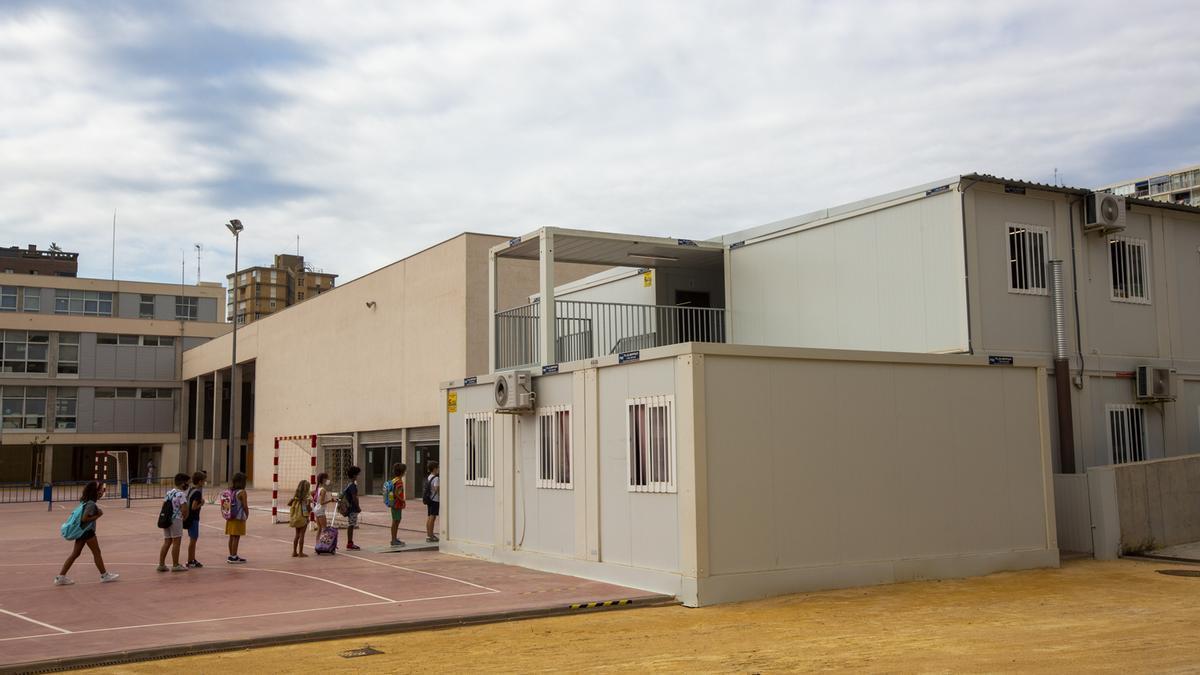 Barracones en los que dan clase los alumnos del CEIP La Almadraba, en las instalaciones del IES Radio Exterior.