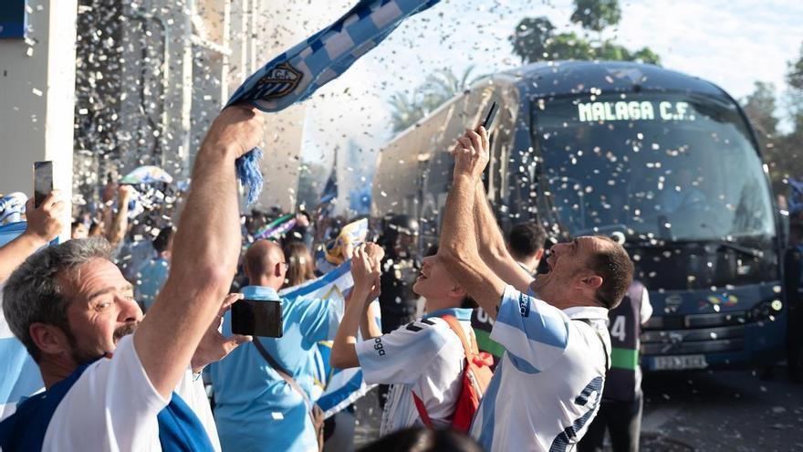 El recibimiento de la afición malaguista al equipo antes del partido contra el Castellón