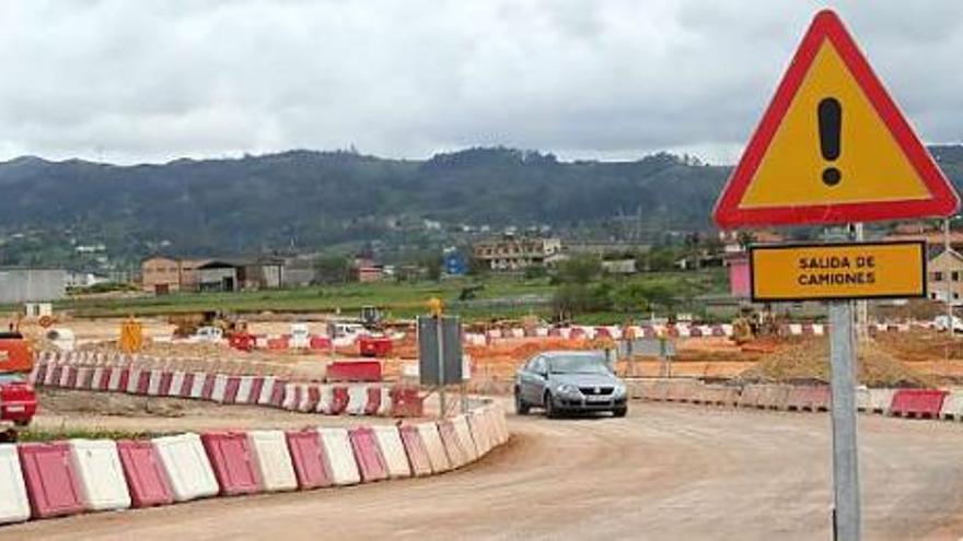 Un coche transita por el camino de Los Campos, literalmente tomado por las obras del polígono para que pasen sus camiones. | franco torre