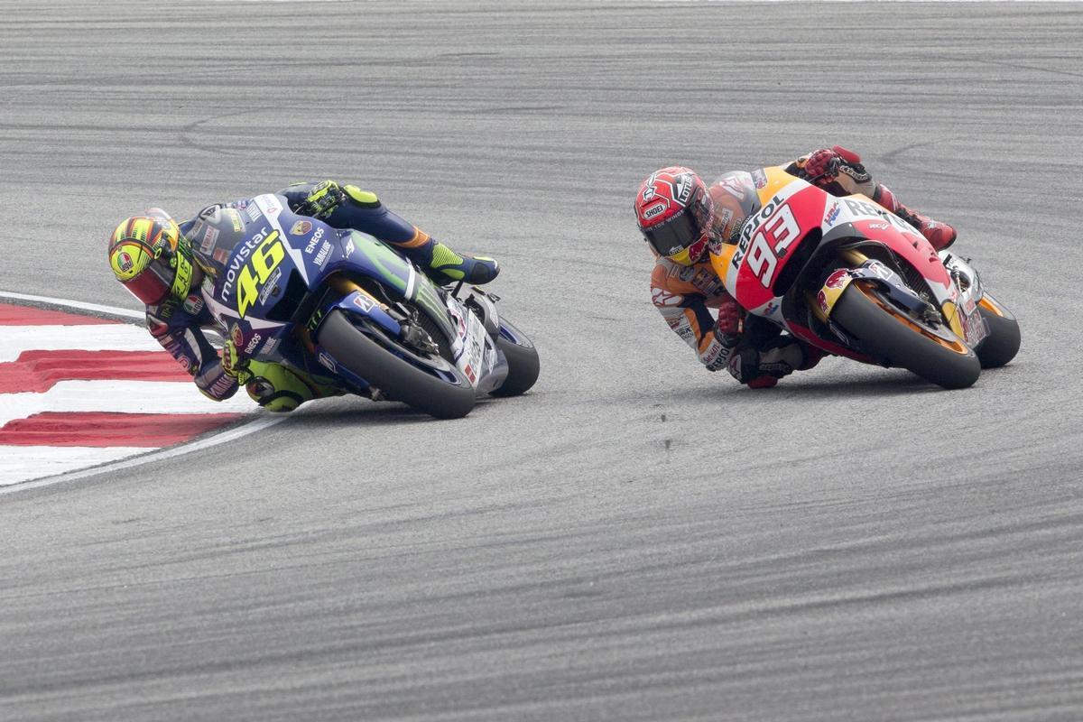 Marc Márquez y Valentino Rossi durante el GP de Malasia de 2015, antes del incidente entre ambos.