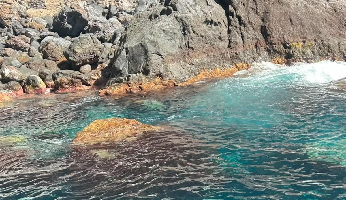 El bufadero natural de Porís de Candelaria permite bañarse en agua del Atlántico cuando el estado del mar lo permite