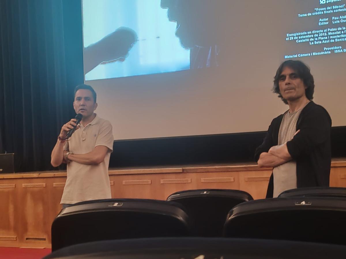 El alcalde, en su intervención tras el pase, junto al director.