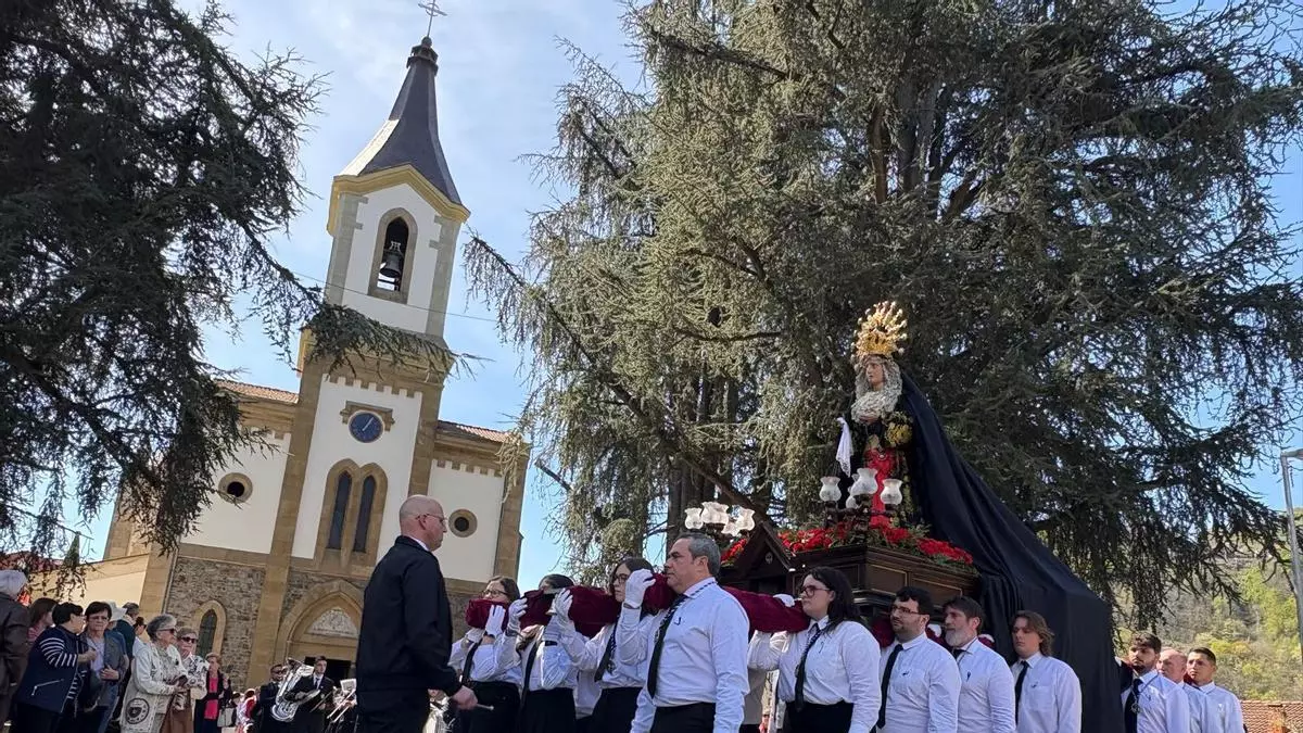 Las procesiones ganan adeptos en Laviana: así fue el paso de la Soledad este Sábado Santo