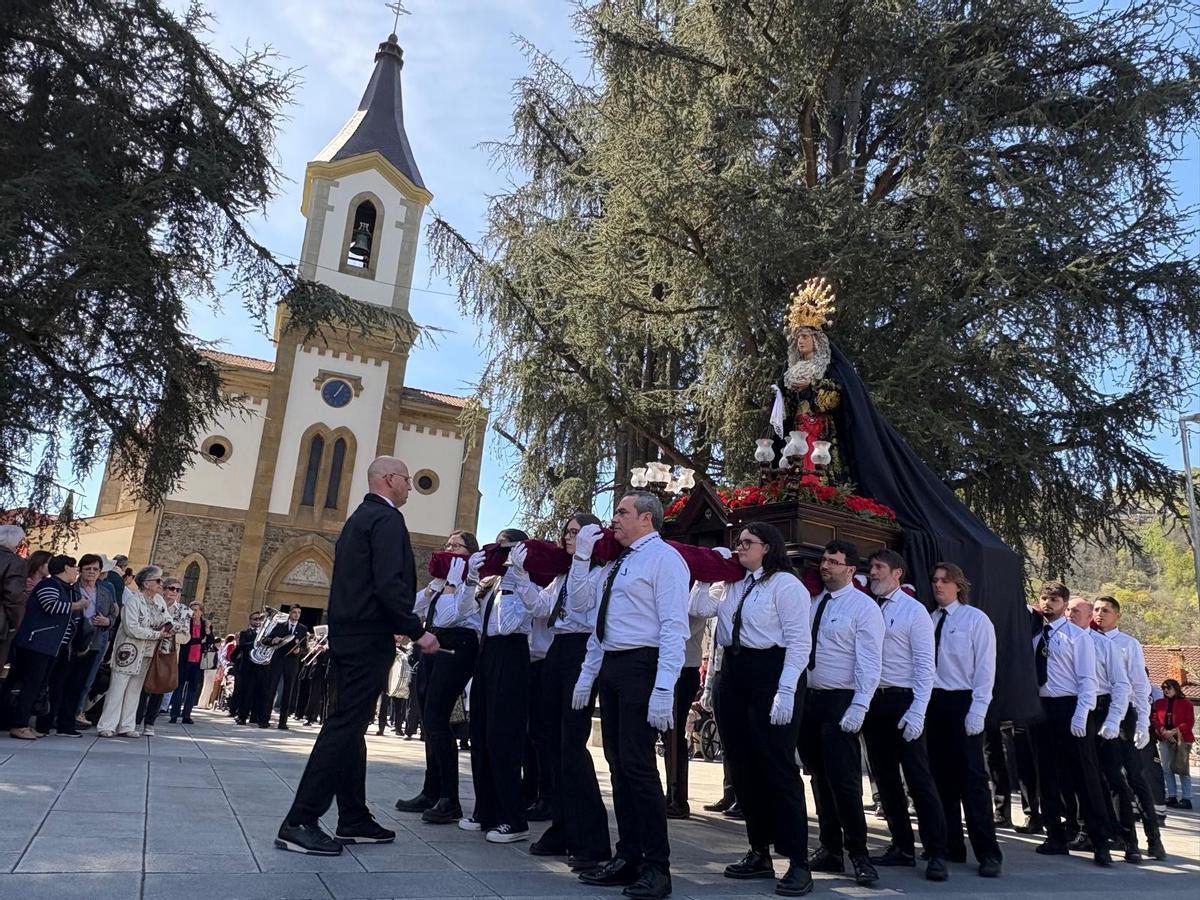 Procesión de la Soledad de la Virgen en Pola de Laviana