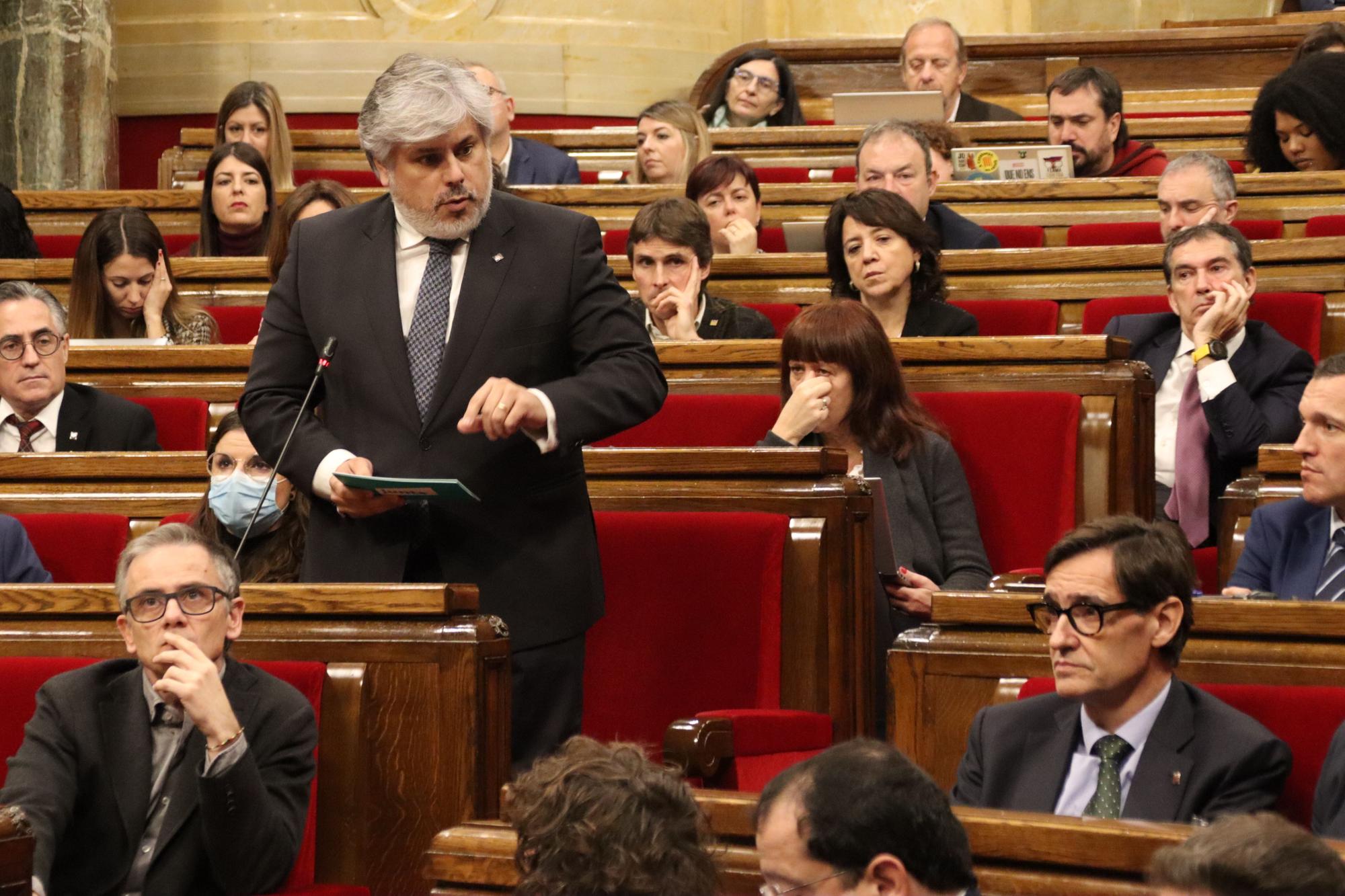 El presidente del grupo parlamentario de Junts, Albert Batet, en el pleno del Parlament