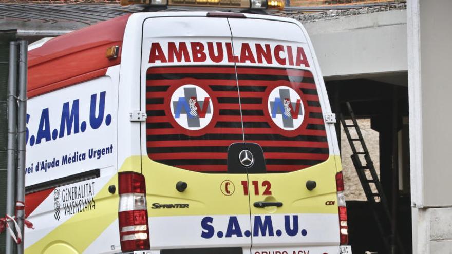 Heridos dos ocupantes de una moto al chocar con un coche en El Altet