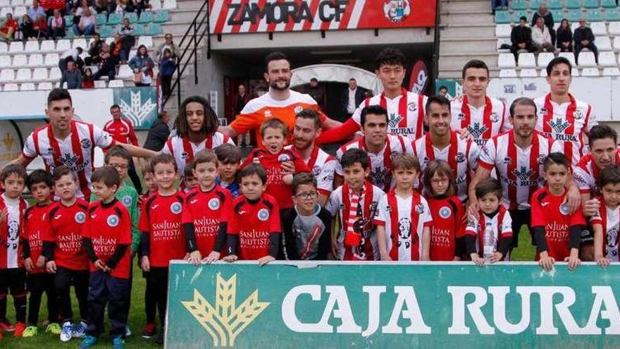 Los chupetines del Zamora CF y el Amor de Dios, con el Tercera División.