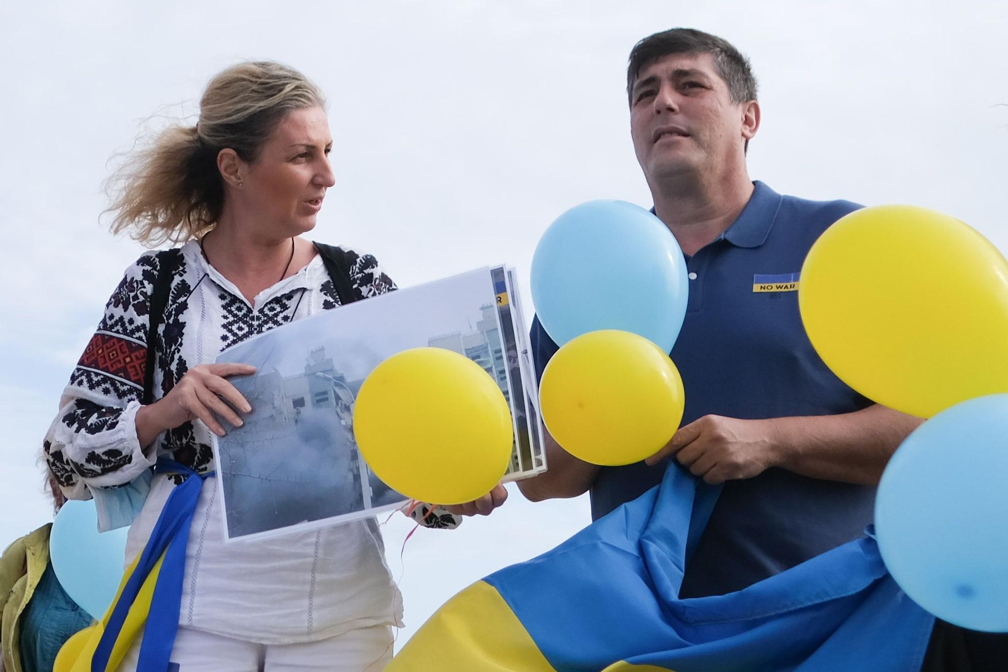 Manifestación de ucranianos en el mirador de las Dunas de Maspalomas