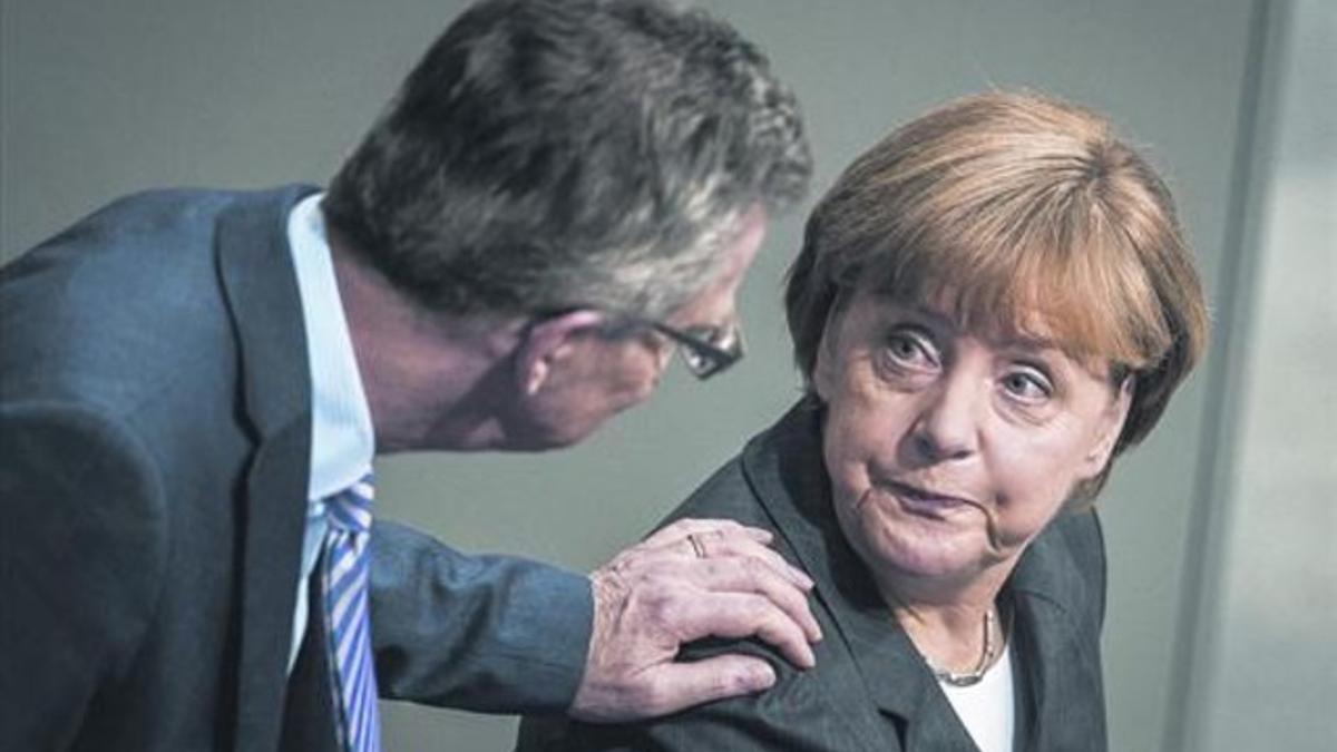 El ministro de Interior y responsable de los servicios secretos alemanes, Thomas de Maiziere, junto a Angela Merkel, recientemente.