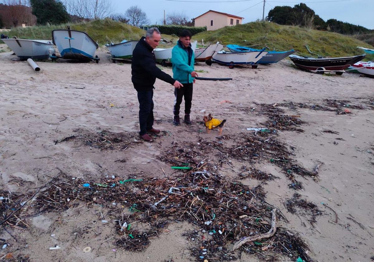 La marea plástica llega a las rías de Vigo y Arousa y los voluntarios empiezan a limpiar los arenales