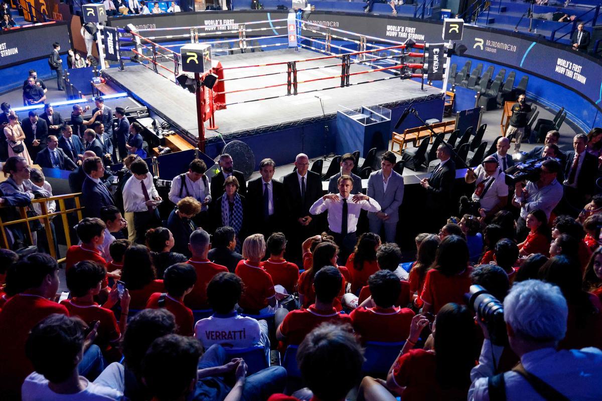 Macron visita un centro de Muay thai en Bangkok