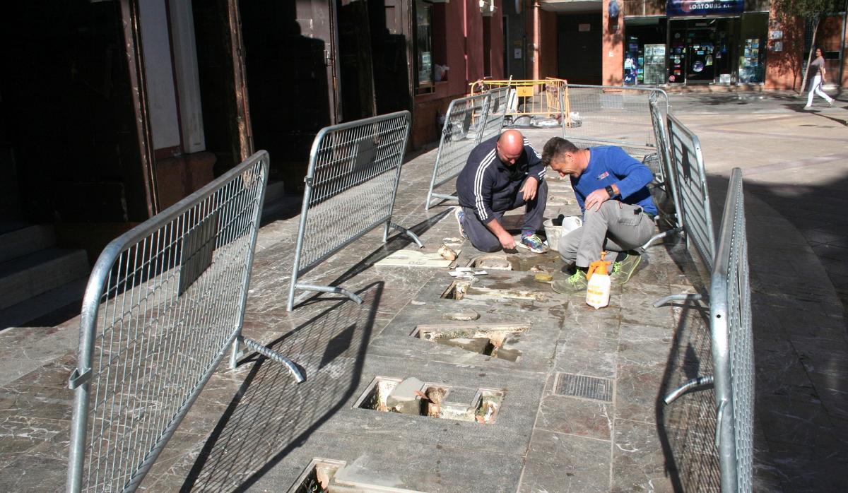 Dos técnicos retiraban el metacrilato de las letras con el nombre del teatro que serán renovadas y reparadas para que vuelvan a contar con iluminación.