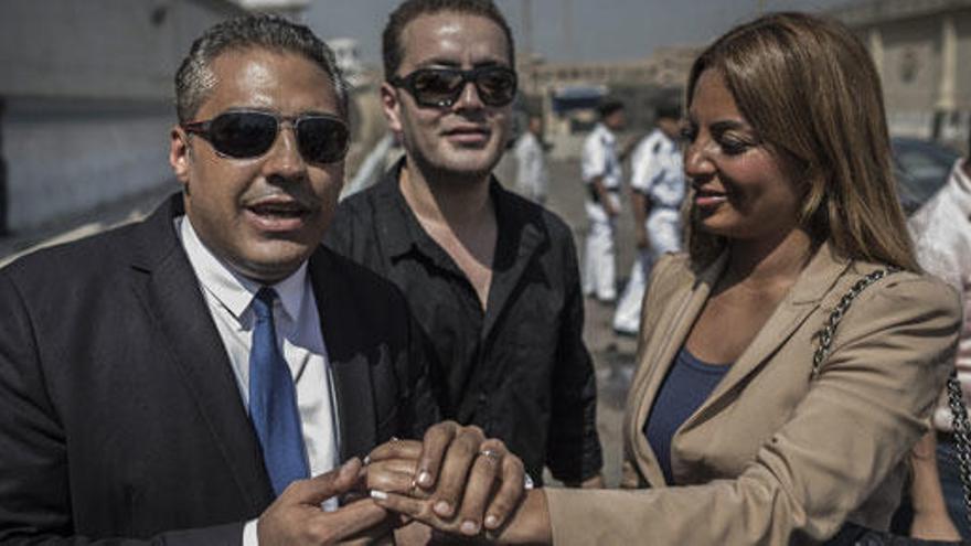 El periodista Mohamed Fahmy, su esposa y Baher Mahmoud